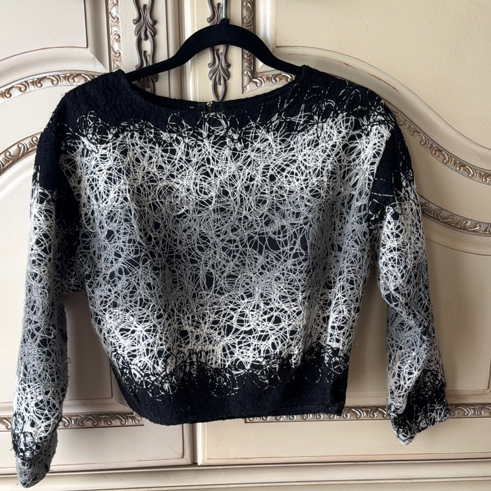 Black and White Graphic Crop Blouse